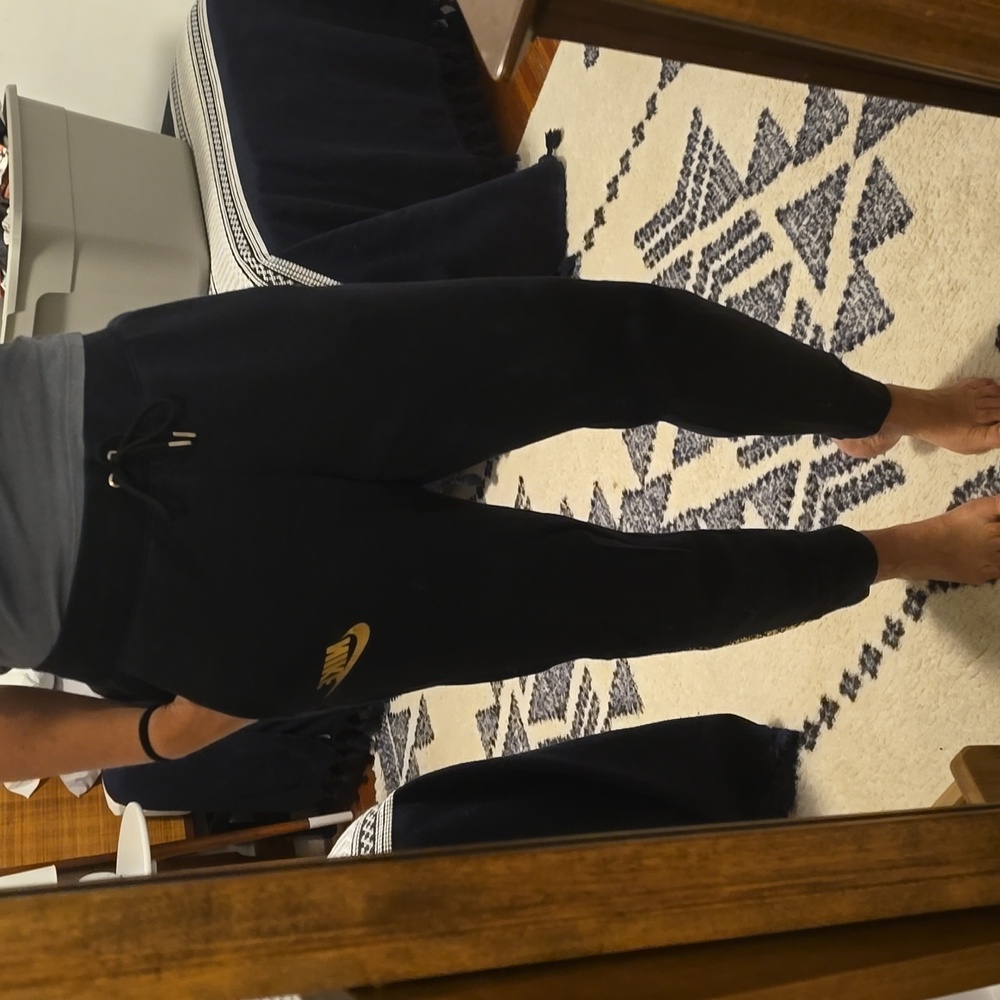 Comfy Nike sweatpants w gold details